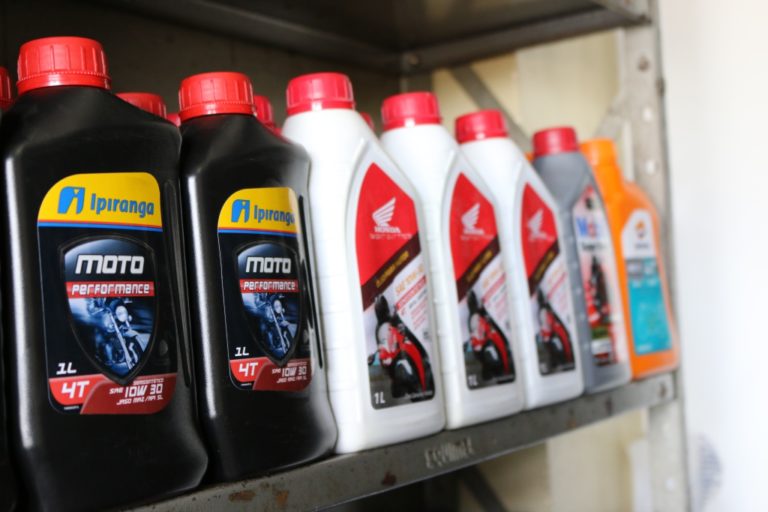 Produtos à disposição para sua moto | Foto: Surubim News