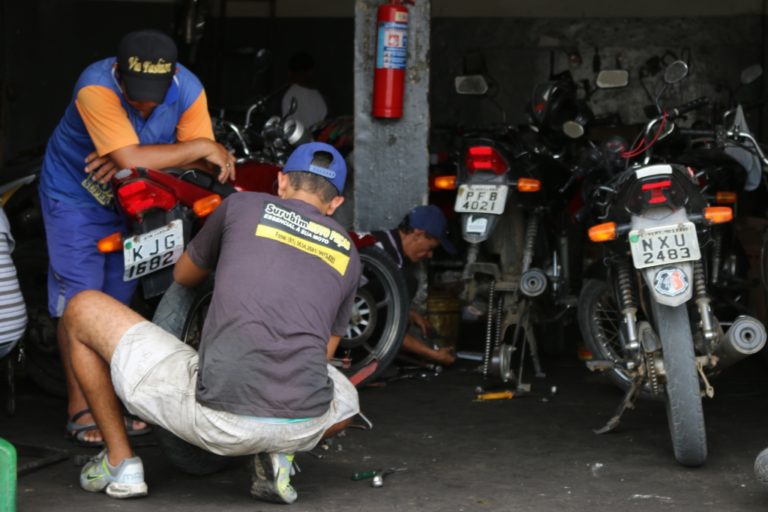 Mecânicos trabalhando. | Foto: Surubim News
