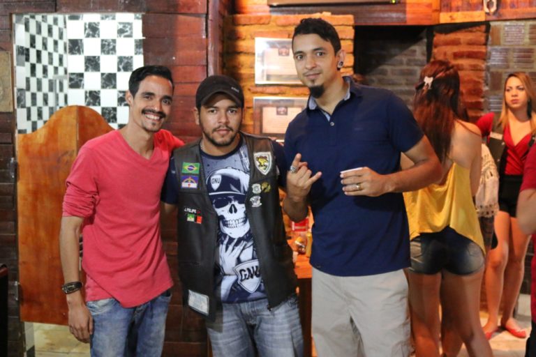 Thales Medeiros e amigos. | Foto: Lulu/Surubim News