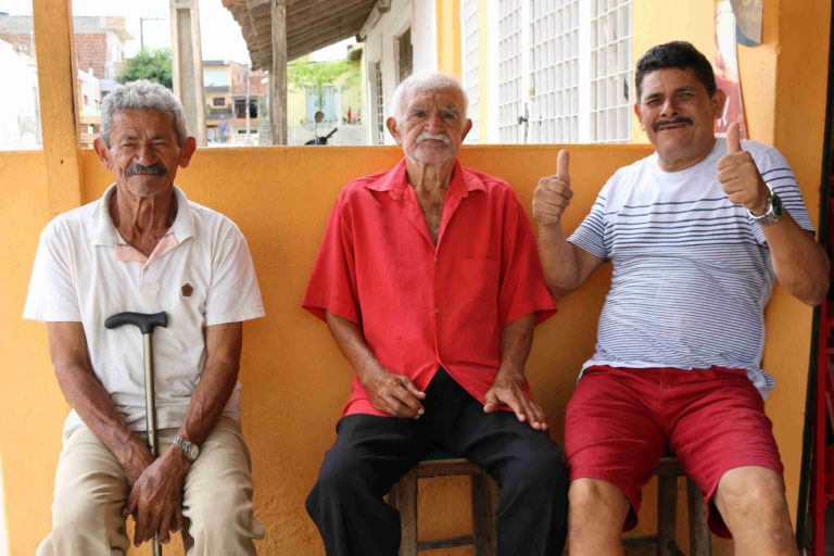 Moradores tradicionais e queridos do Bela Vista: Seu Biu Mendes, Seu Pequeno e Dedinha da Barraca. | Foto: Lulu/Surubim News
