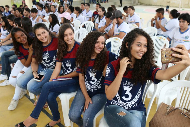 Alunas do 3º ano no tradicional momento "selfie". | Foto: Lulu/Surubim News