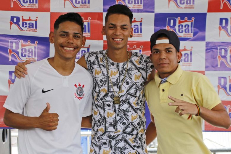 Devinho Novaes e seus fãs durante inauguração da Real Calçados em Surubim. | Foto: Lulu/Surubim News