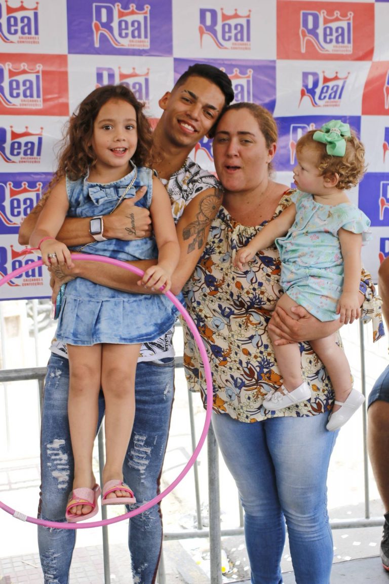 Devinho Novaes e seus fãs durante inauguração da Real Calçados em Surubim. | Foto: Lulu/Surubim News