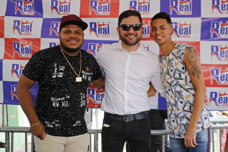Devinho Novaes e seus fãs durante inauguração da Real Calçados em Surubim. | Foto: Lulu/Surubim News