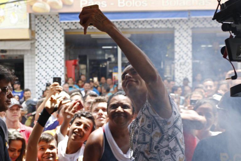 Evento de inauguração da loja Real Calçados em Surubim, com show de Devinho Novaes. | Foto: Lulu/Surubim News