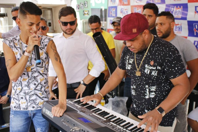 Evento de inauguração da loja Real Calçados em Surubim, com show de Devinho Novaes. | Foto: Lulu/Surubim News