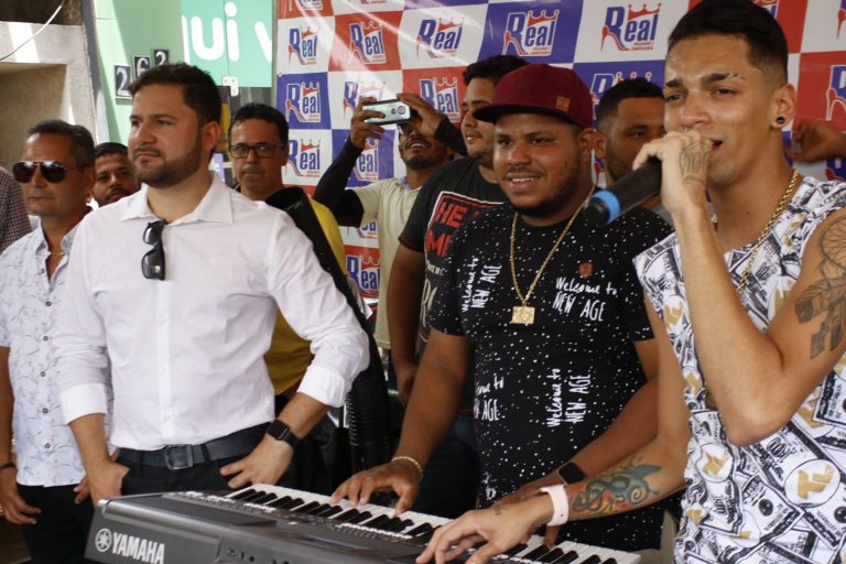Evento de inauguração da loja Real Calçados em Surubim, com show de Devinho Novaes. | Foto: Lulu/Surubim News