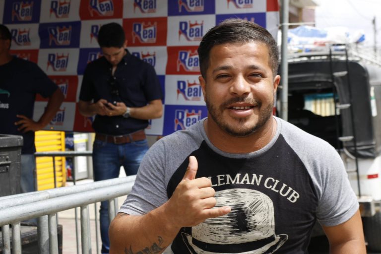 Evento de inauguração da loja Real Calçados em Surubim, com show de Devinho Novaes. | Foto: Lulu/Surubim News