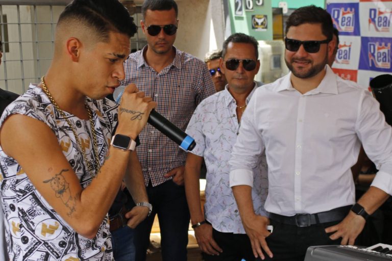 Evento de inauguração da loja Real Calçados em Surubim, com show de Devinho Novaes. | Foto: Lulu/Surubim News