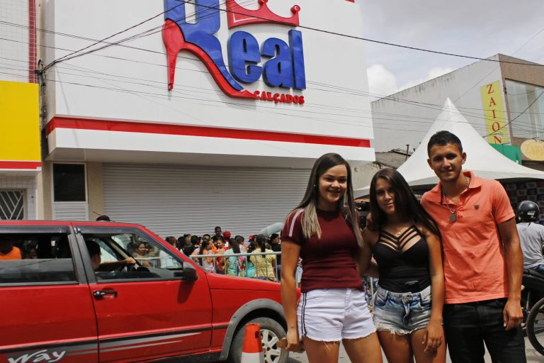 Evento de inauguração da loja Real Calçados em Surubim, com show de Devinho Novaes. | Foto: Lulu/Surubim News