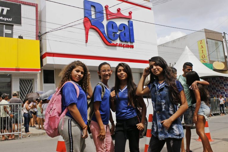 Evento de inauguração da loja Real Calçados em Surubim, com show de Devinho Novaes. | Foto: Lulu/Surubim News
