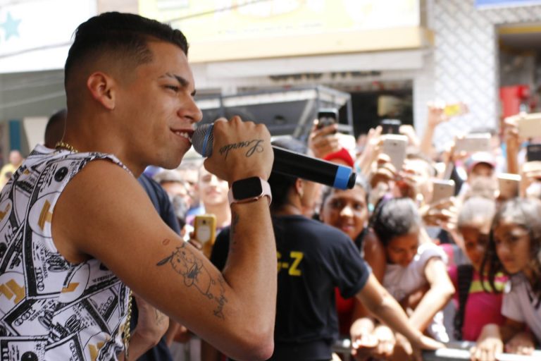 Evento de inauguração da loja Real Calçados em Surubim, com show de Devinho Novaes. | Foto: Lulu/Surubim News