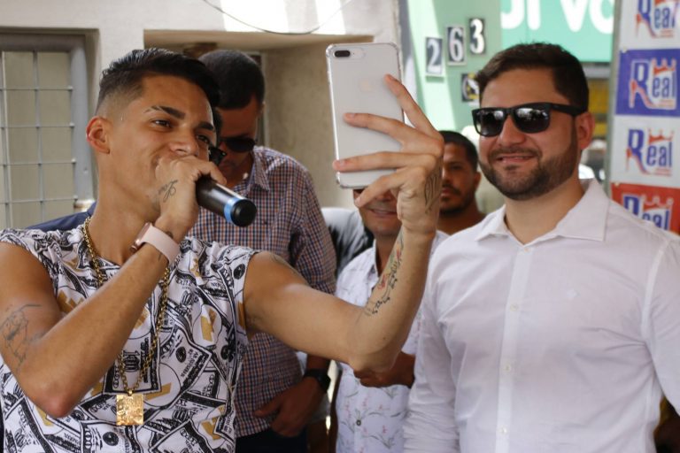 Evento de inauguração da loja Real Calçados em Surubim, com show de Devinho Novaes. | Foto: Lulu/Surubim News