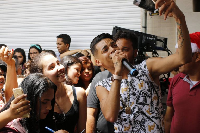 Evento de inauguração da loja Real Calçados em Surubim, com show de Devinho Novaes. | Foto: Lulu/Surubim News