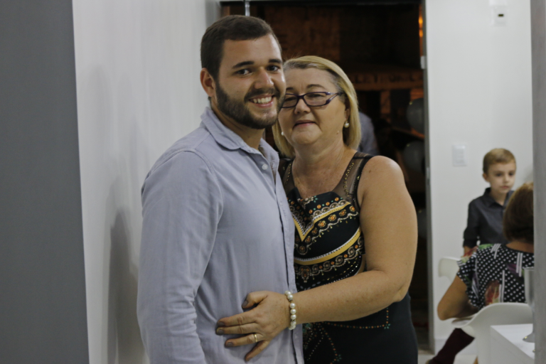 Anderson e sua carinhosa mãe, Antonia da Silva Duarte. | Foto: Lulu/Surubim News