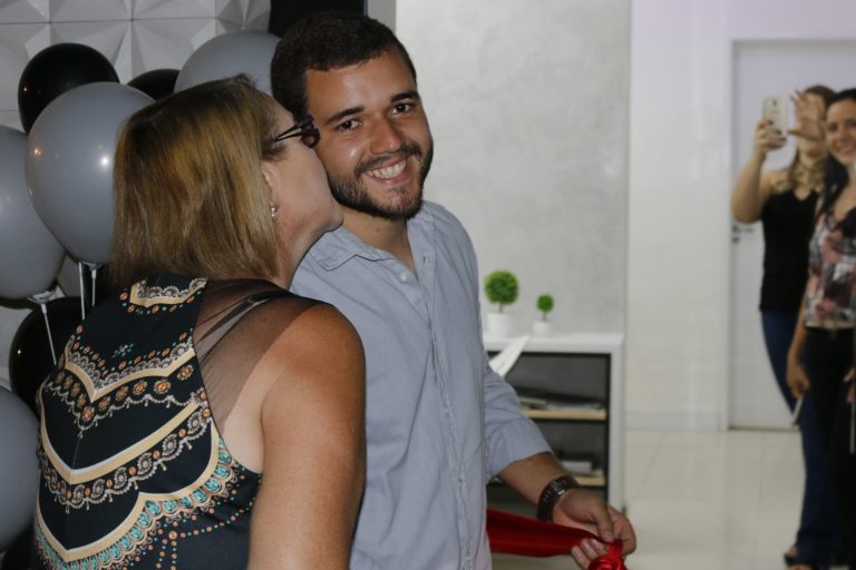 Solenidade com amigos e familiares, durante inauguração do escritório de Anderson Duarte. | Foto: Lulu/Surubim News
