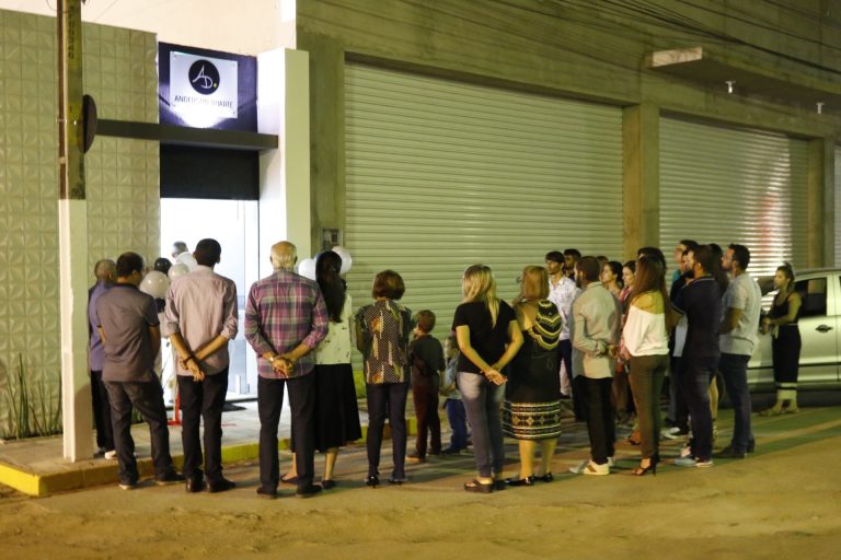 Solenidade com amigos e familiares, durante inauguração do escritório de Anderson Duarte. | Foto: Lulu/Surubim News