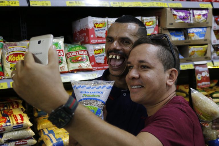 Dinho, o Papa-Capim, no Mercadão do Zé. | Foto: Lulu/Surubim News