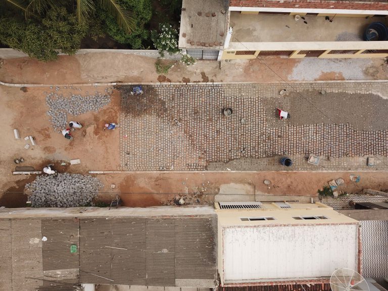 Obra de calçamento no bairro São José. | Foto: Lulu/Surubim News