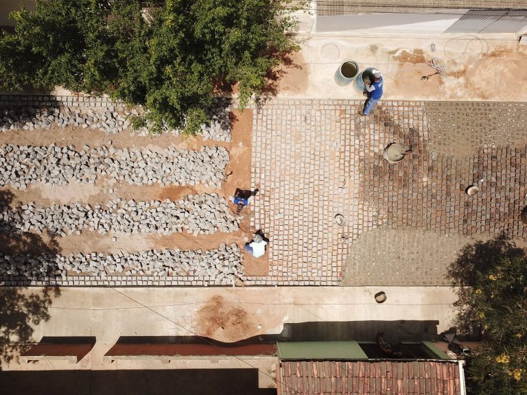 Obra de calçamento no bairro São José. | Foto: Lulu/Surubim News