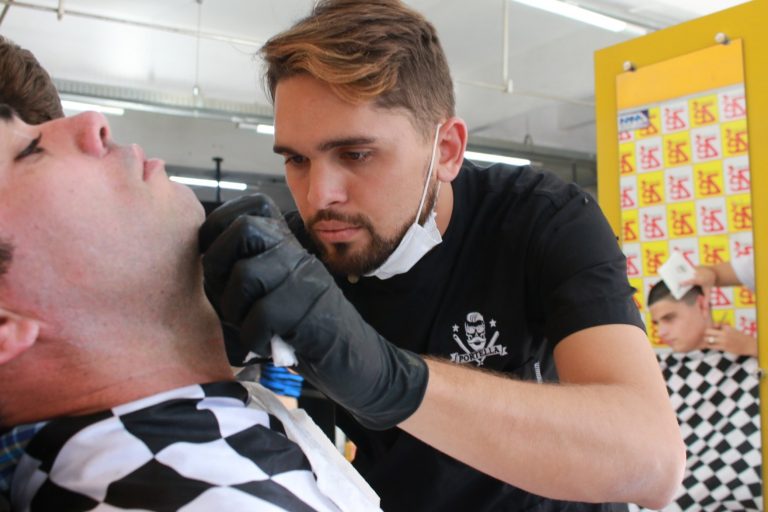 Ação solidária de corte de cabelo e barba, promovida pelo Mercadão do Zé, em parceria com a Barbearia Portella. | Foto: Lulu/Surubim News