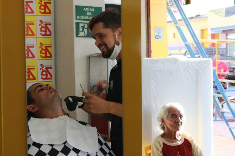 Ação solidária de corte de cabelo e barba, promovida pelo Mercadão do Zé, em parceria com a Barbearia Portella. | Foto: Lulu/Surubim News