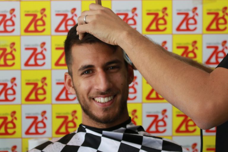 Ação solidária de corte de cabelo e barba, promovida pelo Mercadão do Zé, em parceria com a Barbearia Portella. | Foto: Lulu/Surubim News
