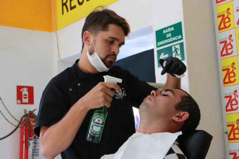 Ação solidária de corte de cabelo e barba, promovida pelo Mercadão do Zé, em parceria com a Barbearia Portella. | Foto: Lulu/Surubim News