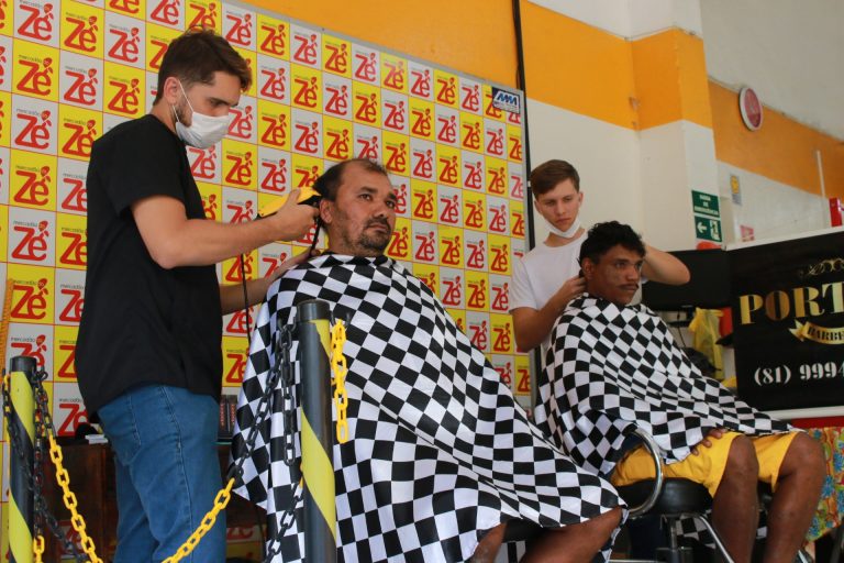 Ação solidária de corte de cabelo e barba, promovida pelo Mercadão do Zé, em parceria com a Barbearia Portella. | Foto: Lulu/Surubim News