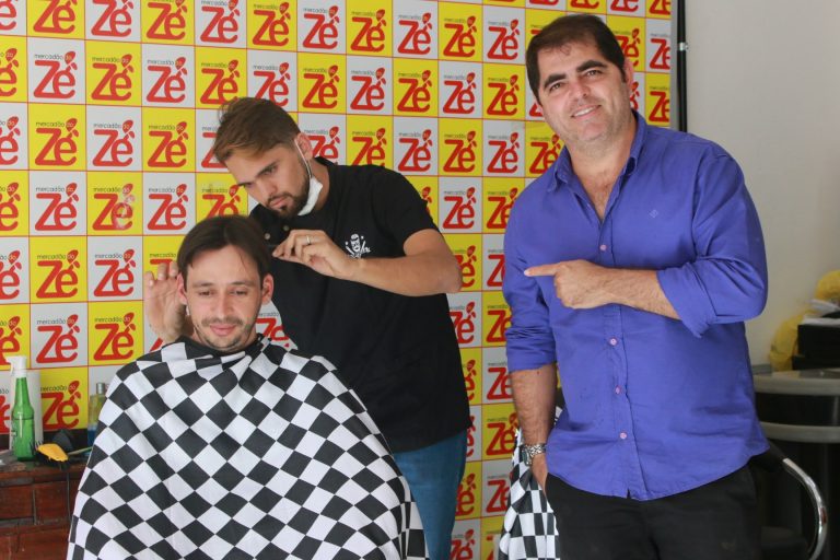 Ação solidária de corte de cabelo e barba, promovida pelo Mercadão do Zé, em parceria com a Barbearia Portella. | Foto: Lulu/Surubim News