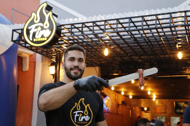 Fire Burger: localizada na Avenida São Sebastião. | Foto: Lulu/Surubim News