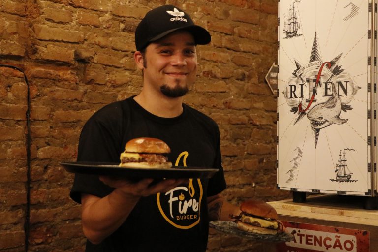 Fire Burger: localizada na Avenida São Sebastião. | Foto: Lulu/Surubim News