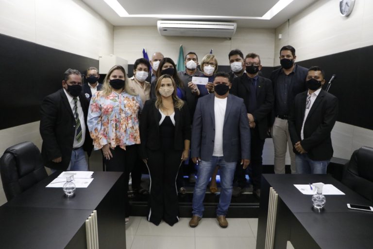 A prefeita, Ana Célia (PSB), e o vice, Edigar (PSDB), ao lado dos vereadores de Surubim, em sessão realizada na Casa Euclides Mota no dia 29 de abril. | Foto: Lulu/Surubim News